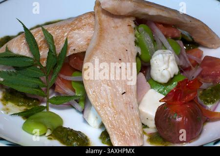 17. Oktober 2016 - Peru - Caesar Salat mit gegrilltem Hühnchenblättern, Parmesankäse, Croutons und Caesar Sauce im Belmond Monasterio Hotel, das in einem Kloster aus dem 16. Jahrhundert untergebracht ist. Peru, Provinz Cuzco, Cuzco, UNESCO-Weltkulturerbe, Plaza de las Nazarenas. Unter der Regie des in Italien geborenen Küchenchefs Marco Alban werden regionale Produkte verwendet, um sie zur Haute Cuisine zu machen. Hotel Monasterio. Cuzco. (Bild: © Sergi Reboredo via ZUMA Wire) Stockfoto