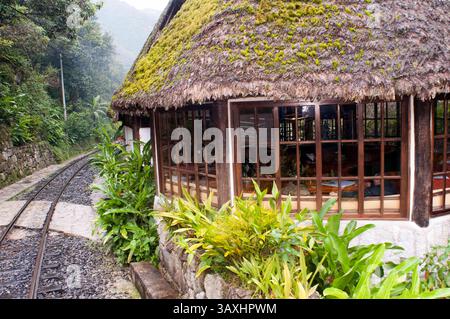 Oktober 2016 - Peru - Inka Trail. Restaurant und Bahnhof Aguas Calientes. Peru Luxuszug von Cuzco nach Machu Picchu. Orient Express. Belmond. Da die Strecke, an der der Zug vorbeifährt, einige Teile des Inka-Weges zu sehen ist. Hiram Bingham Orient Express, der zwischen Cuzco und Machu Picchu verkehrt. Der Inka Trail ist bei weitem die berühmteste Wanderung Südamerikas und wird von vielen als die Top 5 Wanderungen der Welt bewertet. In nur 43 km (26 Meilen) gelingt es, wunderschöne Berglandschaft, üppigen Nebelwald, subtropischen Dschungel und natürlich eine atemberaubende Mischung aus Inka-Pflastersteinen, rui, zu kombinieren Stockfoto