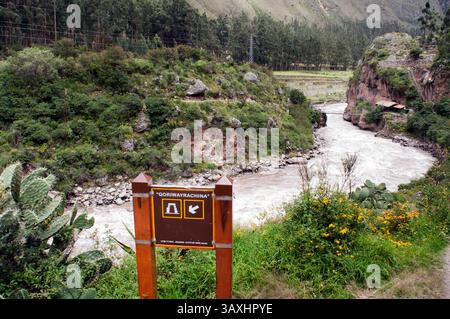 Oktober 2016 - Peru - Inka Trail. Peru Luxuszug von Cuzco nach Machu Picchu. Orient Express. Belmond. Da die Strecke, an der der Zug vorbeifährt, einige Teile des Inka-Weges zu sehen ist. Hiram Bingham Orient Express, der zwischen Cuzco und Machu Picchu verkehrt. Der Inka Trail ist bei weitem die berühmteste Wanderung Südamerikas und wird von vielen als die Top 5 Wanderungen der Welt bewertet. In nur 43 km (26 Meilen) verbindet sie wunderschöne Berglandschaft, üppigen Nebelwald, subtropischen Dschungel und natürlich eine atemberaubende Mischung aus Inka-Pflastersteinen, Ruinen und Tunneln. Das endgültige Ziel von Stockfoto