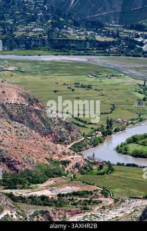 21. Oktober 2016 - Peru - Allgemeine Ansicht des Heiligen Tals bei Cuzco von den Salzminen von Maras. Das Heilige Tal der Inkas oder das Urubamba-Tal ist ein Tal in den Anden von Peru, in der Nähe der Inka-Hauptstadt Cusco und der antiken Stadt Machu Picchu. Sie befindet sich in der heutigen peruanischen Region Cusco. In Kolonialdokumenten wird es als „Tal von Yucay“ bezeichnet. Neueren Forschungen zufolge umfasst es das Kernland des Inkareiches. Das Tal umfasst im Allgemeinen alles zwischen Calca und Lamay, Písac und Ollantaytambo. Das Tal wurde von der gebildet Stockfoto