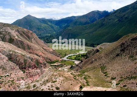 21. Oktober 2016 - Peru - Allgemeine Ansicht des Heiligen Tals bei Cuzco von den Salzminen von Maras. Das Heilige Tal der Inkas oder das Urubamba-Tal ist ein Tal in den Anden von Peru, in der Nähe der Inka-Hauptstadt Cusco und der antiken Stadt Machu Picchu. Sie befindet sich in der heutigen peruanischen Region Cusco. In Kolonialdokumenten wird es als „Tal von Yucay“ bezeichnet. Neueren Forschungen zufolge umfasst es das Kernland des Inkareiches. Das Tal umfasst im Allgemeinen alles zwischen Calca und Lamay, Písac und Ollantaytambo. Das Tal wurde von der gebildet Stockfoto