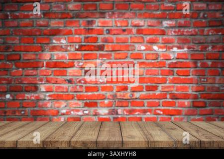 Eine leere hölzerne Arbeitsplatte an einer Ziegelwand. Stockfoto