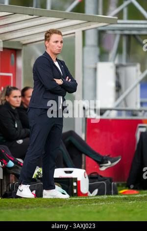 Utrecht, Niederlande. April 2025. Utrecht - Cheftrainer Jessica Torny von Feyenoord V1 während der zwanzigsten Runde der Azerion Vrouwen Eredivisie in der Saison 2024/2025. Das Spiel findet am 21. April 2025 im Trainingskomplex Zoudenbalch in Utrecht statt. Credit: Box to Box Pictures/Alamy Live News Stockfoto