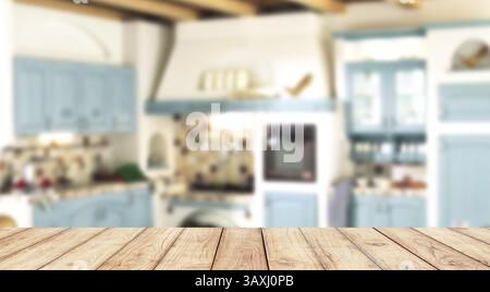 Leerer Holztisch mit verschwommener Vintage Küche auf Hintergrund Stockfoto