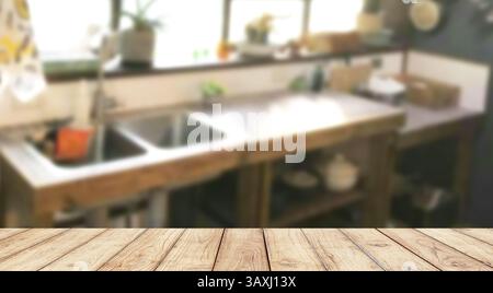 Leerer Holztisch mit verschwommener Vintage Küche auf Hintergrund Stockfoto