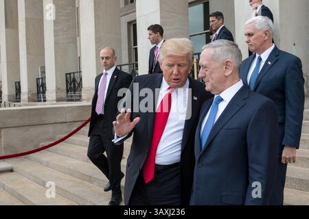 27. Januar 2017 – Washington, USA – US-Präsident Donald Trump unterhält sich mit Verteidigungsminister James Mattis, während Vizepräsident Mike Pence am 27. Januar 2017 das Pentagon in Washington, DC verlässt. (Foto: © Jette Carr/Planet Pix via ZUMA Wire) Stockfoto