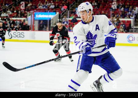 Toronto Maple Leafs Center Tyler Bozak (42) während des NHL-Spiels zwischen den Toronto Maple Leafs und den Carolina Hurricanes am Sonntag, den 19. Februar 2017, in der PNC Arena in Raleigh, NC. Jacob Kupferman/CSM(Kreditbild: &Copy; Jacob Kupferman/CSM via ZUMA Wire) Stockfoto