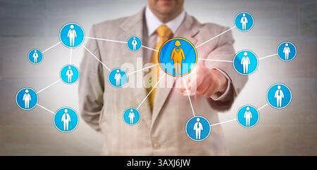 Nicht erkennbarer Geschäftsmann, der eine Frau in einem sozialen Netzwerk auswählt. Konzept für Talentmanagement, Kundenakquise Stockfoto