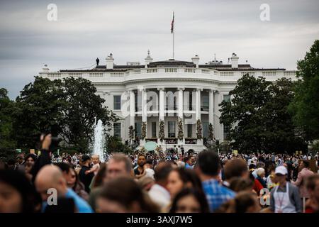 Washington, Usa. April 2025. Die Gäste nehmen am 21. April 2025 in Washington, DC, die Ostereierrolle 2025 auf dem Südrasen des Weißen Hauses (Foto: Samuel Corum/SIPA USA) Teil. Credit: SIPA USA/Alamy Live News Stockfoto