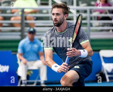 21. Februar 2017: Tim Smyczek aus den Vereinigten Staaten, im Kampf gegen Milos Raonic, Kanada, während eines ersten Rundenspiels des professionellen Tennisturniers der Delray Beach Open 2017, spielte im Delray Beach Stadium & Tennis Center in Delray Beach, Florida, USA. Milos Raonic besiegte Tim Smyczek mit 6:1 6:4. Mario Houben/CSM(Kreditbild: &Copy; Mario Houben/CSM via ZUMA Wire) Stockfoto