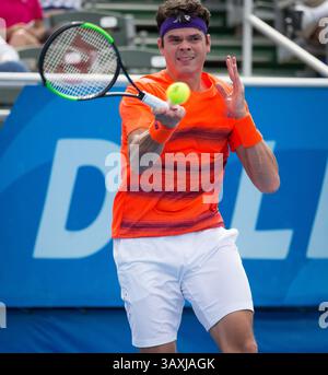 21. Februar 2017: Milos Raonic aus Kanada trifft bei einem ersten Rundenspiel des professionellen Tennisturniers Delray Beach Open 2017 im Delray Beach Stadium & Tennis Center in Delray Beach, Florida, USA, eine Vorhand gegen Tim Smyczek aus den Vereinigten Staaten. Milos Raonic besiegte Tim Smyczek mit 6:1 6:4. Mario Houben/CSM(Kreditbild: &Copy; Mario Houben/CSM via ZUMA Wire) Stockfoto