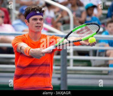 21. Februar 2017: Milos Raonic aus Kanada bereitet sich auf den Einsatz gegen Tim Smyczek aus den Vereinigten Staaten vor, während eines ersten Rundenspiels des professionellen Tennisturniers der Delray Beach Open 2017 im Delray Beach Stadium & Tennis Center in Delray Beach, Florida, USA. Milos Raonic besiegte Tim Smyczek mit 6:1 6:4. Mario Houben/CSM(Kreditbild: &Copy; Mario Houben/CSM via ZUMA Wire) Stockfoto