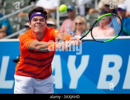21. Februar 2017: Milos Raonic, Kanada, trifft eine Rückhand gegen Tim Smyczek aus den Vereinigten Staaten, während eines ersten Rundenspiels des professionellen Tennisturniers Delray Beach Open 2017, das im Delray Beach Stadium & Tennis Center in Delray Beach, Florida, USA ausgetragen wurde. Milos Raonic besiegte Tim Smyczek mit 6:1 6:4. Mario Houben/CSM(Kreditbild: &Copy; Mario Houben/CSM via ZUMA Wire) Stockfoto