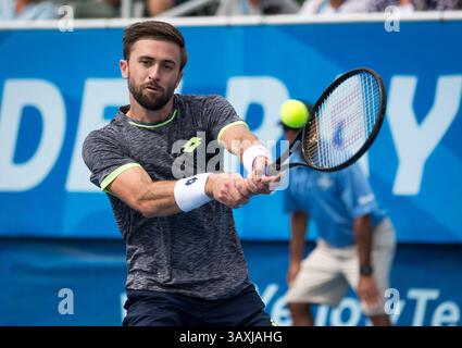 21. Februar 2017: Tim Smyczek aus den Vereinigten Staaten trifft eine Rückhand gegen Milos Raonic aus Kanada, während eines ersten Runde des professionellen Tennisturniers der Delray Beach Open 2017, das im Delray Beach Stadium & Tennis Center in Delray Beach, Florida, USA ausgetragen wurde. Milos Raonic besiegte Tim Smyczek mit 6:1 6:4. Mario Houben/CSM(Kreditbild: &Copy; Mario Houben/CSM via ZUMA Wire) Stockfoto