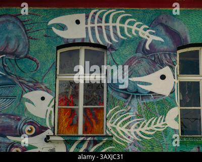 Bunte Straßenkunst mit Wasserthemen rund um ein Stadtfenster, Metelkova, Ljubliana, Slowenien Stockfoto