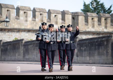 Windsor, Großbritannien. April 2025. Gurkhas, Soldaten im Dienst auf Windsor Castle in Berkshire am Ostersonntag. Kredit: Maureen McLean/Alamy Stockfoto