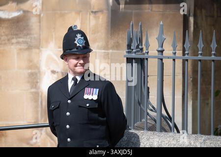 Windsor, Großbritannien. April 2025. Ein Polizeibeamter, der am Ostersonntag vor der St. George's Chapel auf Windsor Castle Dienst hat. Kredit: Maureen McLean/Alamy Stockfoto