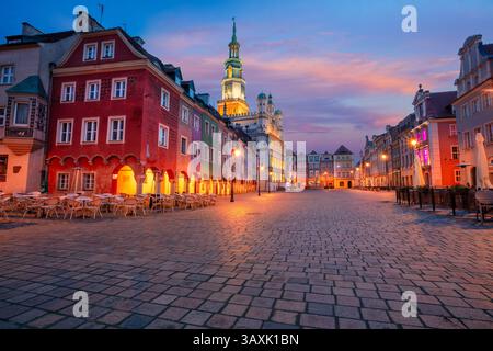 Posen, Polen. Stadtbild des alten Marktplatzes in Posen, Polen bei schönem Sonnenaufgang. Stockfoto