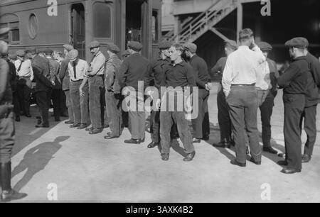 Deutsche Einwanderer, die während des Ersten Weltkriegs auf die Deportation vorbereitet sind, Hoboken, New Jersey, USA, Bain News Service, 1918 (Credit Image: © Circa Images/JT Vintage via ZUMA Press Wire) Stockfoto