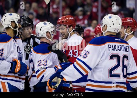 24. Februar 2017: Tom Wilson (43) und Matt Hendricks (23) der Hauptstädte haben im Verizon Center in Washington, District of Columbia, ein paar Worte nach dem Pfeifen während des Spiels zwischen Washington Capitals und Edmonton Oilers. Scott Taetsch/CSM(Kreditbild: &Copy; Scott Taetsch/CSM via ZUMA Wire) Stockfoto