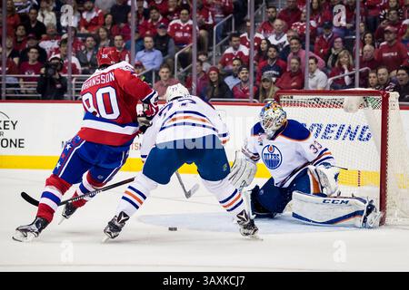 24. Februar 2017: Oilers-Verteidiger Oscar Klefbom (77) erhält einen Strafstoß, weil Capitals Marcus Johansson (90) während des Spiels zwischen Washington Capitals und Edmonton Oilers im Verizon Center in Washington (District of Columbia) verlassen hat. Scott Taetsch/CSM(Kreditbild: &Copy; Scott Taetsch/CSM via ZUMA Wire) Stockfoto