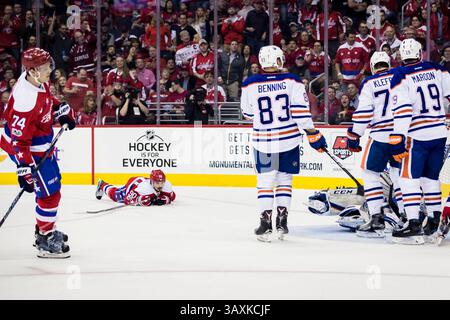 24. Februar 2017: Oilers-Verteidiger Oscar Klefbom (77) erhält einen Strafstoß, weil Capitals Marcus Johansson (90) während des Spiels zwischen Washington Capitals und Edmonton Oilers im Verizon Center in Washington (District of Columbia) verlassen hat. Scott Taetsch/CSM(Kreditbild: &Copy; Scott Taetsch/CSM via ZUMA Wire) Stockfoto