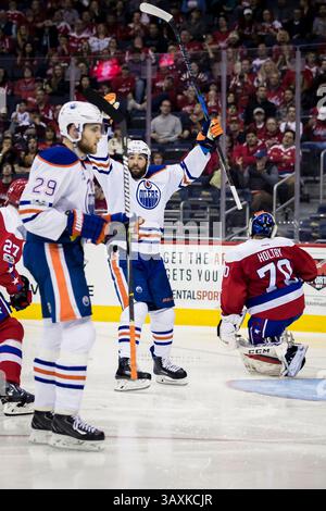 Am 24. Februar 2017 verließ Oilers Patrick Maroon (19) ein Tor des Oilers Center Leon Draisaitl (29) während des Spiels zwischen Washington Capitals und Edmonton Oilers im Verizon Center in Washington, District of Columbia. Scott Taetsch/CSM(Kreditbild: &Copy; Scott Taetsch/CSM via ZUMA Wire) Stockfoto