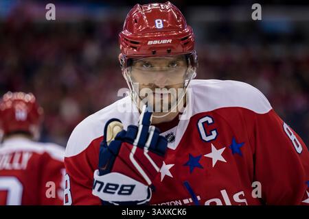 24. Februar 2017: Alex Ovechkin (8) bereitet sich auf das Spiel zwischen Washington Capitals und Edmonton Oilers im Verizon Center in Washington, District of Columbia vor. Scott Taetsch/CSM(Kreditbild: &Copy; Scott Taetsch/CSM via ZUMA Wire) Stockfoto