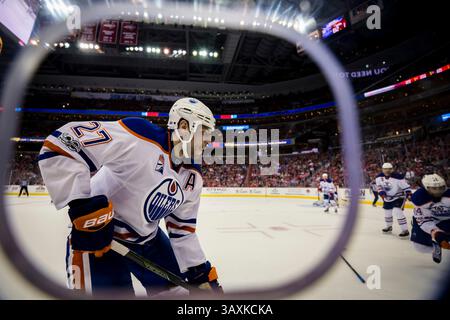 24. Februar 2017: Oilers verließ den Flügel Milan Lucic (27), der im Verizon Center in Washington, District of Columbia, den Puck erobert. Scott Taetsch/CSM(Kreditbild: &Copy; Scott Taetsch/CSM via ZUMA Wire) Stockfoto