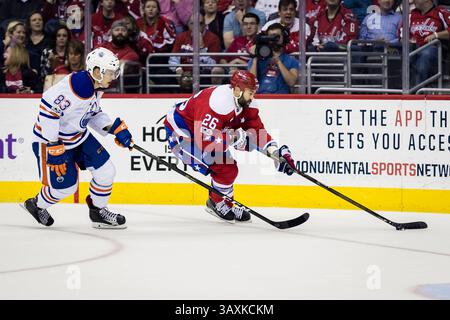 24. Februar 2017: Daniel Winnik (26) versucht im Verizon Center in Washington, District of Columbia, beim Spiel zwischen Washington Capitals und Edmonton Oilers von Matt Benning (83) zu skaten. Scott Taetsch/CSM(Kreditbild: &Copy; Scott Taetsch/CSM via ZUMA Wire) Stockfoto