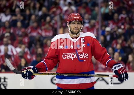 24. Februar 2017: Alex Ovechkin (8) bereitet sich auf das Spiel zwischen Washington Capitals und Edmonton Oilers im Verizon Center in Washington, District of Columbia vor. Scott Taetsch/CSM(Kreditbild: &Copy; Scott Taetsch/CSM via ZUMA Wire) Stockfoto