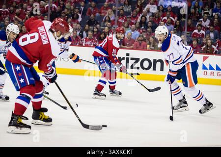 24. Februar 2017: Brett Connolly (10) führt den Puck durch den Verkehr zu Alex Ovechkin (8), während des Spiels zwischen Washington Capitals und Edmonton Oilers im Verizon Center in Washington, District of Columbia. Scott Taetsch/CSM(Kreditbild: &Copy; Scott Taetsch/CSM via ZUMA Wire) Stockfoto