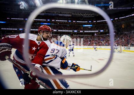 24. Februar 2017: Marcus Johansson (90) und das Oilers Center Connor McDavid (97) kämpfen um den Puck während des Spiels zwischen Washington Capitals und Edmonton Oilers im Verizon Center in Washington, District of Columbia. Scott Taetsch/CSM(Kreditbild: &Copy; Scott Taetsch/CSM via ZUMA Wire) Stockfoto
