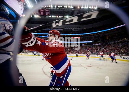 24. Februar 2017: Karl Alzner (27) Checks Oilers verließ den Flügel Patrick Maroon (19) während des Spiels zwischen Washington Capitals und Edmonton Oilers im Verizon Center in Washington, District of Columbia. Scott Taetsch/CSM(Kreditbild: &Copy; Scott Taetsch/CSM via ZUMA Wire) Stockfoto