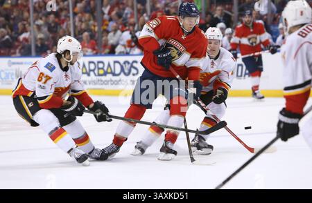24. Februar 2017 - Sunrise, FL, USA - Jonathan Huberdeau (11) der Florida Panthers (11) geht am Freitag, 24. Februar 2017, gegen Michael Frolik (67) und Matthew Tkachuk (19) im BB&T Center in Sunrise, Fla., gegen die Calgary Flames. (Bild: © David Santiago/TNS via ZUMA Wire) Stockfoto