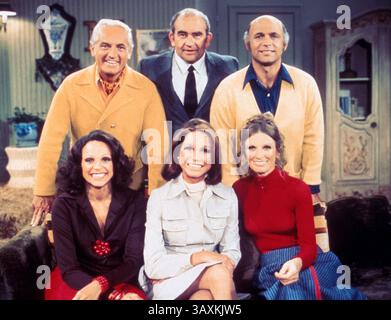 September 2001; Hollywood, CA, USA; DATEIFOTO; 1974: Schauspieler. MARY TYLER MOORE, EDWARD ASNER, TED KNIGHT, GAVIN MACLEOD, VALERIE HARPER & CLORIS LEACHMAN in MTM Enterprises „Mary Tyler Moore Show“. (Bild: Peter French/ZUMAPRESS.com) Stockfoto
