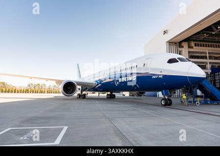 17. Februar 2017: North Charleston, SC, Vereinigte Staaten von Amerika: Die neue Boeing 787-10 Dreamliner wurde am 17. Februar 2016 in der Boeing-Fabrik in North Charleston, SC, vorgestellt. Präsident Donald Trump nahm an der Einführungszeremonie für die Stretch-Version des Flugzeugs Teil, das 330 Passagiere über 7.000 Seemeilen transportieren kann. (Bild: © Richard Ellis Via ZUMA Wire) Stockfoto