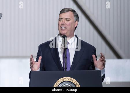17. Februar 2017 – North Charleston, SC, USA – Kevin McAllister, CEO von Boeing Commercial Aircraft, spricht seine Mitarbeiter während der Einführungszeremonie für das neue Boeing 787-10 Dreamliner-Flugzeug im Werk Boeing am 17. Februar 2016 in North Charleston, SC. Präsident Donald Trump war der Hauptredner der Veranstaltung. (Bild: © Richard Ellis Via ZUMA Wire) Stockfoto