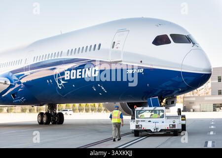 17. Februar 2017: North Charleston, SC, Vereinigte Staaten von Amerika: Die neue Boeing 787-10 Dreamliner wurde am 17. Februar 2016 in der Boeing-Fabrik in North Charleston, SC, vorgestellt. Präsident Donald Trump nahm an der Einführungszeremonie für die Stretch-Version des Flugzeugs Teil, das 330 Passagiere über 7.000 Seemeilen transportieren kann. (Bild: © Richard Ellis Via ZUMA Wire) Stockfoto