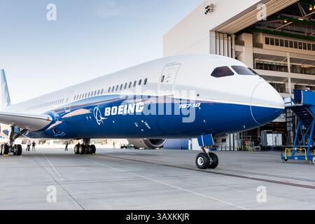 17. Februar 2017: North Charleston, SC, Vereinigte Staaten von Amerika: Die neue Boeing 787-10 Dreamliner wurde am 17. Februar 2016 in der Boeing-Fabrik in North Charleston, SC, vorgestellt. Präsident Donald Trump nahm an der Einführungszeremonie für die Stretch-Version des Flugzeugs Teil, das 330 Passagiere über 7.000 Seemeilen transportieren kann. (Bild: © Richard Ellis Via ZUMA Wire) Stockfoto