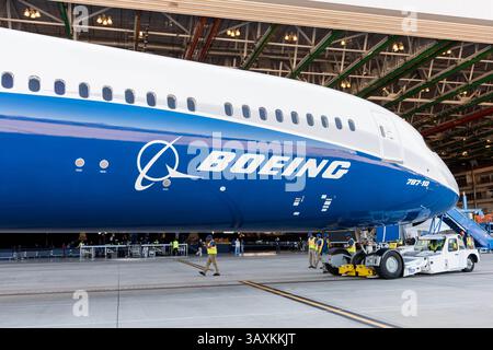 17. Februar 2017: North Charleston, SC, Vereinigte Staaten von Amerika: Die neue Boeing 787-10 Dreamliner wurde am 17. Februar 2016 in der Boeing-Fabrik in North Charleston, SC, vorgestellt. Präsident Donald Trump nahm an der Einführungszeremonie für die Stretch-Version des Flugzeugs Teil, das 330 Passagiere über 7.000 Seemeilen transportieren kann. (Bild: © Richard Ellis Via ZUMA Wire) Stockfoto