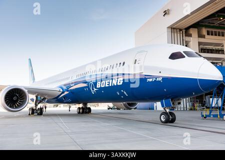 17. Februar 2017: North Charleston, SC, Vereinigte Staaten von Amerika: Die neue Boeing 787-10 Dreamliner wurde am 17. Februar 2016 in der Boeing-Fabrik in North Charleston, SC, vorgestellt. Präsident Donald Trump nahm an der Einführungszeremonie für die Stretch-Version des Flugzeugs Teil, das 330 Passagiere über 7.000 Seemeilen transportieren kann. (Bild: © Richard Ellis Via ZUMA Wire) Stockfoto