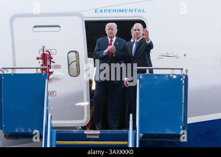 17. Februar 2017: North Charleston, SC, Vereinigte Staaten von Amerika - US-Präsident Donald Trump und Boeing-CEO Dennis Muilenburg, rechts, nachdem er am 17. Februar 2016 die neue Boeing 787-10 Dreamliner-Maschine in der Boeing-Fabrik in North Charleston, SC, besucht hatte. Trump ist in der Fabrik für die Einführung des neuen Flugzeugs. (Bild: © Richard Ellis Via ZUMA Wire) Stockfoto