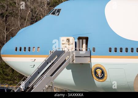 17. Februar 2017: North Charleston, SC, Vereinigte Staaten von Amerika - Hauptteil der Air Force One wartet auf US-Präsident Donald Trump, der am 17. Februar 2016 in der Boeing-Fabrik in North Charleston, SC, einsteigen soll. Trump war in Charleston für die Einführung der neuen Boeing 787-10 Dreamliner. (Bild: © Richard Ellis Via ZUMA Wire) Stockfoto