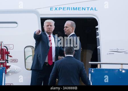 17. Februar 2017: North Charleston, SC, Vereinigte Staaten von Amerika – US-Präsident Donald Trump steht mit Boeing-CEO Dennis Muilenburg, rechts, während sie sich auf die Tour mit dem neuen Boeing 787-10 Dreamliner-Flugzeug im Werk Boeing vorbereiten, 17. Februar 2016 in North Charleston, SC. Trump ist in der Fabrik für die Einführung des neuen Flugzeugs. (Bild: © Richard Ellis Via ZUMA Wire) Stockfoto