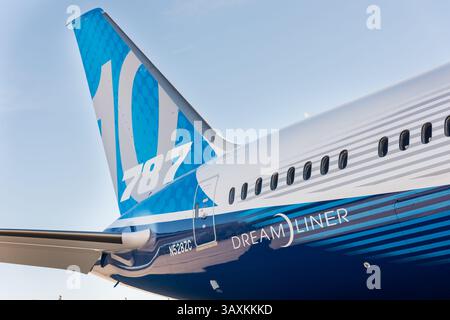 17. Februar 2017: North Charleston, SC, Vereinigte Staaten von Amerika: Die neue Boeing 787-10 Dreamliner wurde am 17. Februar 2016 in der Boeing-Fabrik in North Charleston, SC, vorgestellt. Präsident Donald Trump nahm an der Einführungszeremonie für die Stretch-Version des Flugzeugs Teil, das 330 Passagiere über 7.000 Seemeilen transportieren kann. (Bild: © Richard Ellis Via ZUMA Wire) Stockfoto