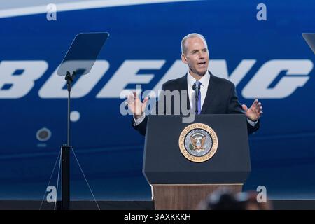17. Februar 2017 – North Charleston, SC, Vereinigte Staaten von Amerika – Boeing-CEO Dennis Muilenburg stellt US-Präsident Donald Trump während der Einführungszeremonie für die neue Boeing 787-10 Dreamliner-Maschine im Werk Boeing vor, 17. Februar 2016 in North Charleston, SC. Präsident Donald Trump war der Hauptredner der Veranstaltung. (Bild: © Richard Ellis Via ZUMA Wire) Stockfoto