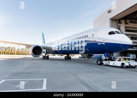 17. Februar 2017: North Charleston, SC, Vereinigte Staaten von Amerika: Die neue Boeing 787-10 Dreamliner wurde am 17. Februar 2016 in der Boeing-Fabrik in North Charleston, SC, vorgestellt. Präsident Donald Trump nahm an der Einführungszeremonie für die Stretch-Version des Flugzeugs Teil, das 330 Passagiere über 7.000 Seemeilen transportieren kann. (Bild: © Richard Ellis Via ZUMA Wire) Stockfoto