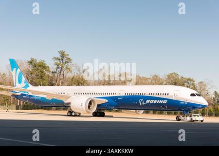 17. Februar 2017: North Charleston, SC, Vereinigte Staaten von Amerika: Die neue Boeing 787-10 Dreamliner wurde am 17. Februar 2016 in der Boeing-Fabrik in North Charleston, SC, vorgestellt. Präsident Donald Trump nahm an der Einführungszeremonie für die Stretch-Version des Flugzeugs Teil, das 330 Passagiere über 7.000 Seemeilen transportieren kann. (Bild: © Richard Ellis Via ZUMA Wire) Stockfoto