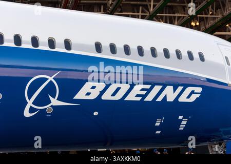 17. Februar 2017: North Charleston, SC, Vereinigte Staaten von Amerika: Die neue Boeing 787-10 Dreamliner wurde am 17. Februar 2016 in der Boeing-Fabrik in North Charleston, SC, vorgestellt. Präsident Donald Trump nahm an der Einführungszeremonie für die Stretch-Version des Flugzeugs Teil, das 330 Passagiere über 7.000 Seemeilen transportieren kann. (Bild: © Richard Ellis Via ZUMA Wire) Stockfoto
